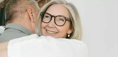 En dame og en mann holder rundt hverandre. Foto